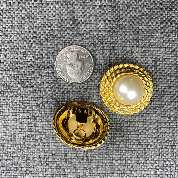Vintage Gold Circle w/ Pearl Center Clip Ons - Picture 6 of 6